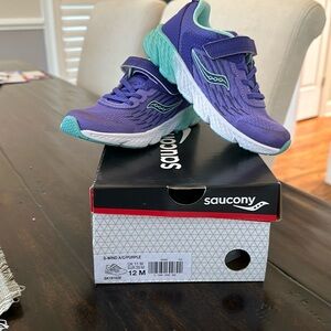 Girls Saucony Size 12 Wind Alternative Closure Sneakers
